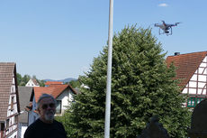 Vorbereitungen Drohnenflug über St. Crescentius (Foto: Karl-Franz Thiede)
